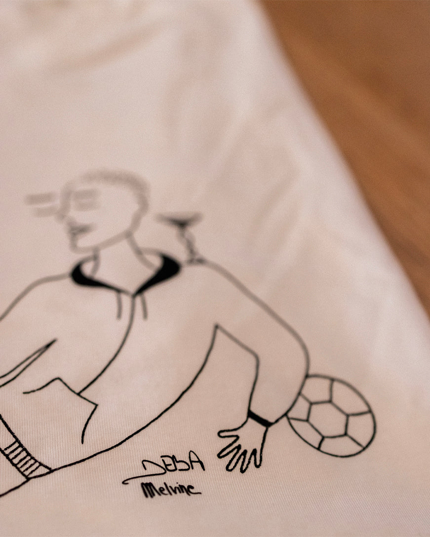 T-Shirt « Jongler entre les mondes » par Melvine Deba