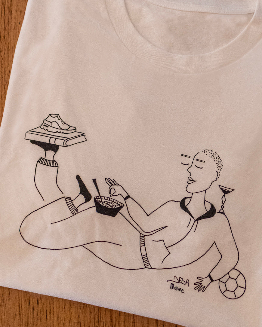T-Shirt « Jongler entre les mondes » par Melvine Deba